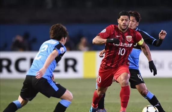 足球运动员大腿肌肉,大腿粗壮足球球员