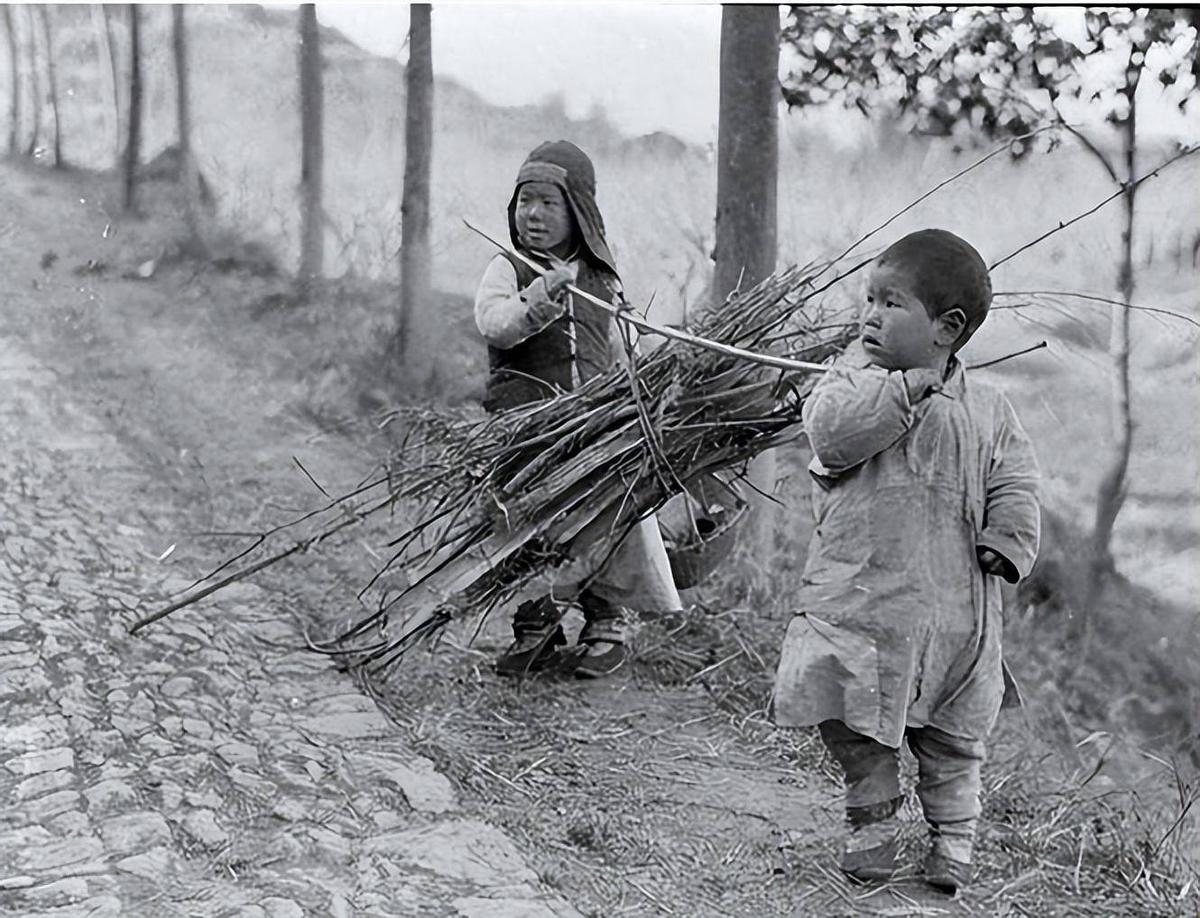 侵华日军*行暴**照片，女子为活命，脱衣服让日本人拍摄，*辱侮**致死