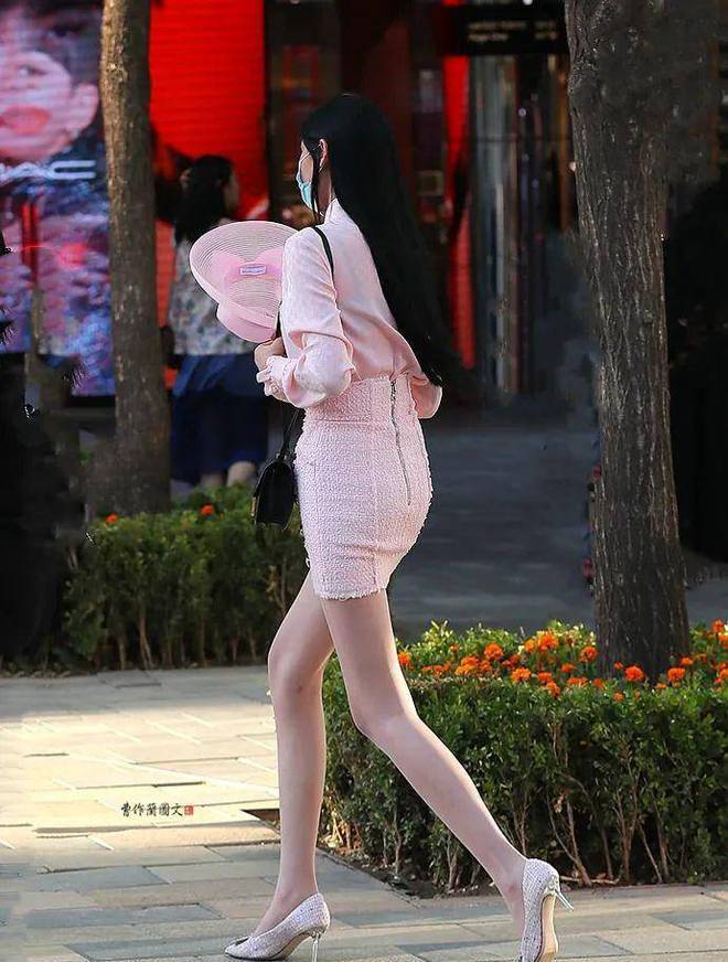 用肉色*袜丝***袜丝**就不一样了，美女是怎样用肉丝为自己加分的