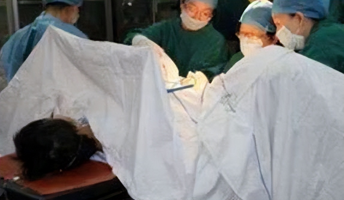 2015年，西安43岁母亲把子宫移植给女儿，4年后，诞下一健康男婴