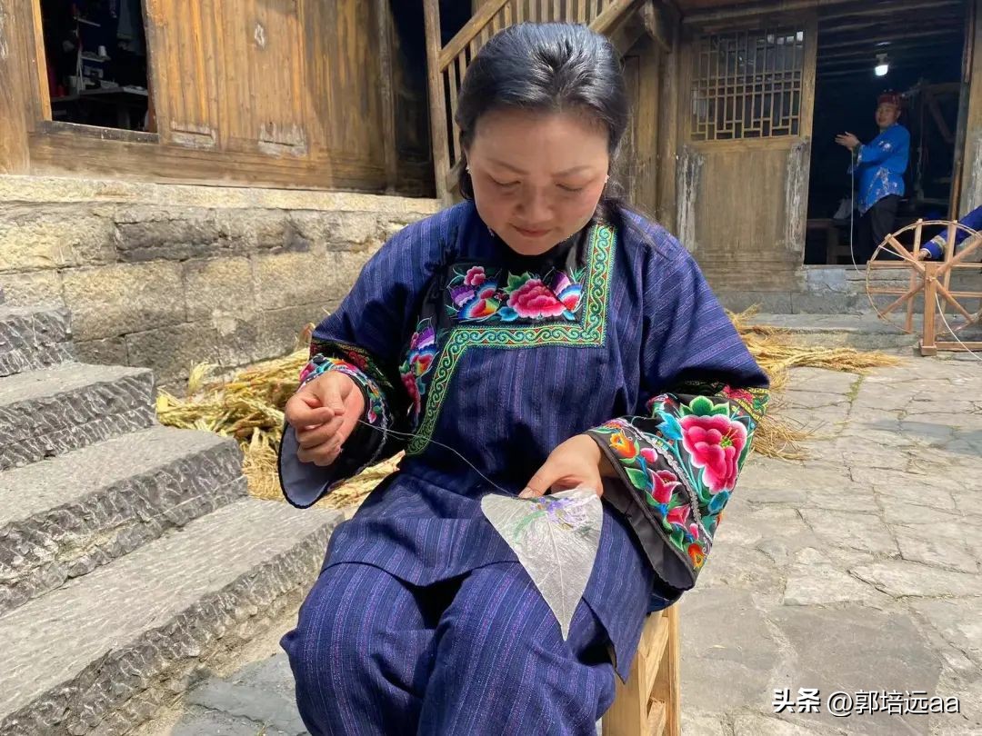 一小伙卖树叶一天挣12000,贵州女子巧用树叶赚大钱