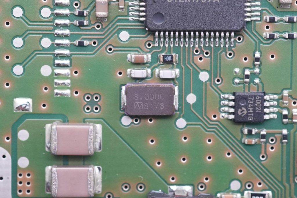 宝马5系无线充电拆解,宝马5系充电器怎么拆