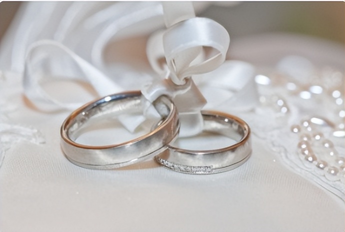 钻戒戒圈可以调整吗,钻戒改圈号后钢印不见了