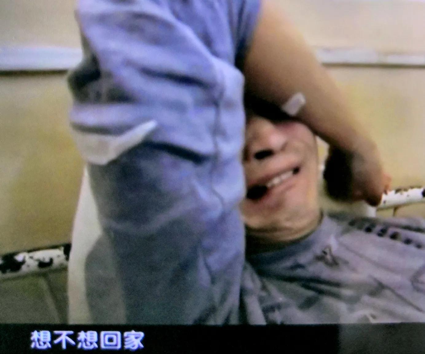 流浪汉双脚溃烂，面对警察满嘴谎言，穿的内衣难坏众人