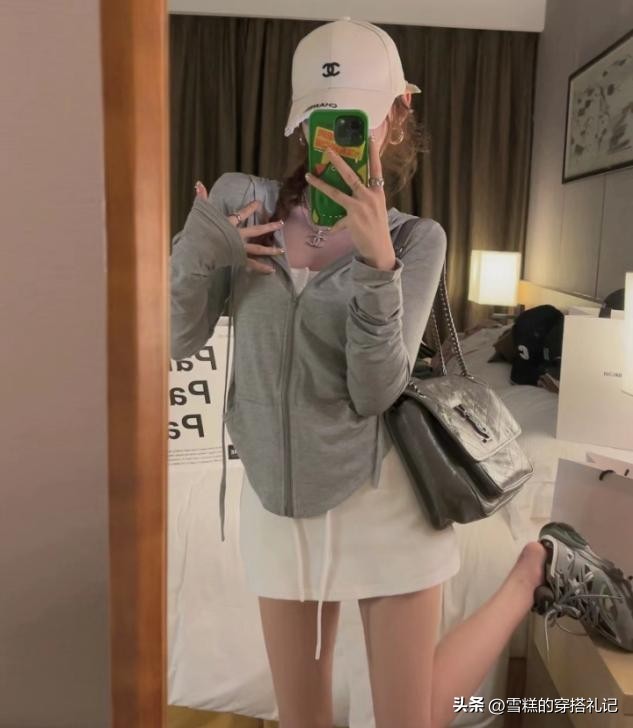 蓝色防晒衫搭配蓝色牛仔短裙,牛仔半身短裙蓝色防晒衫