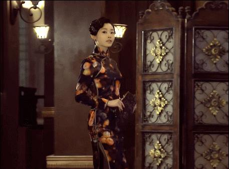 白敬亭宋轶扫楼拍照换玩偶,白敬亭穿外套抱宋轶