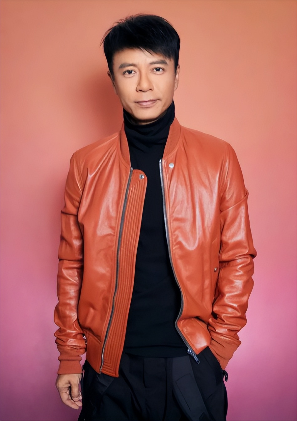 72岁谭咏麟穿球服与一众港星踢球，李克勤发文称赞：一晚射进三球