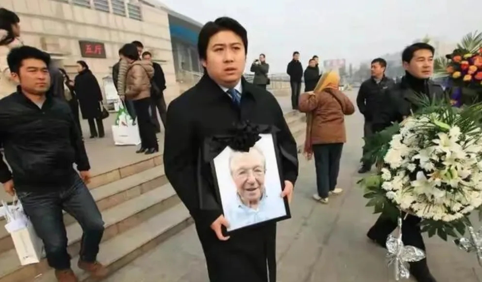 中国小伙报恩把瑞士房东接来养老,中国小伙为报恩接瑞士老人回国