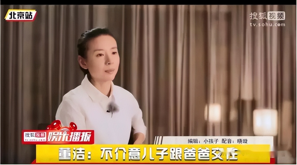 董洁身穿瑜伽裤亮相直播间,43岁董洁穿瑜伽服直播带货视频