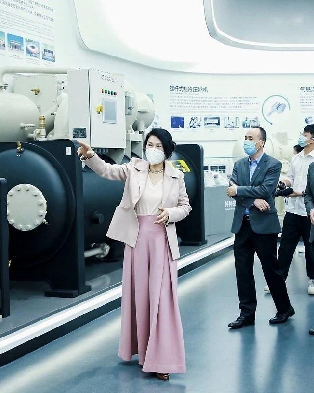 董明珠休闲风穿搭,董明珠蓝色外套搭配黑色裤子