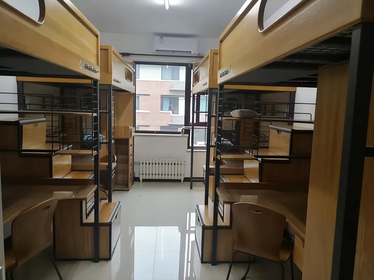 同样是大学宿舍，清北与浙大的选择，网友：这个问题我要想一会儿