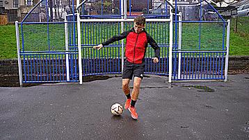 地面花式足球,花式足球技巧之地面舞蹈