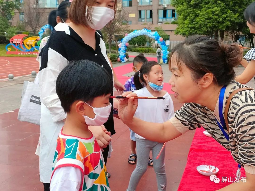 两江开学围观各校花样仪式满满,屏山中学开学典礼