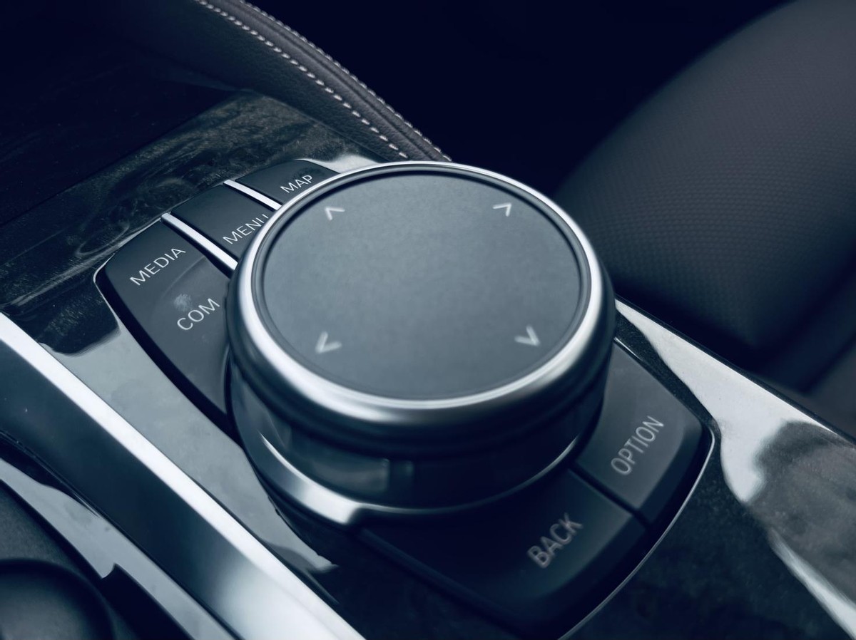 宝马5系与奔驰e级的安全性对比,宝马5系与奔驰e级销量对比2021年