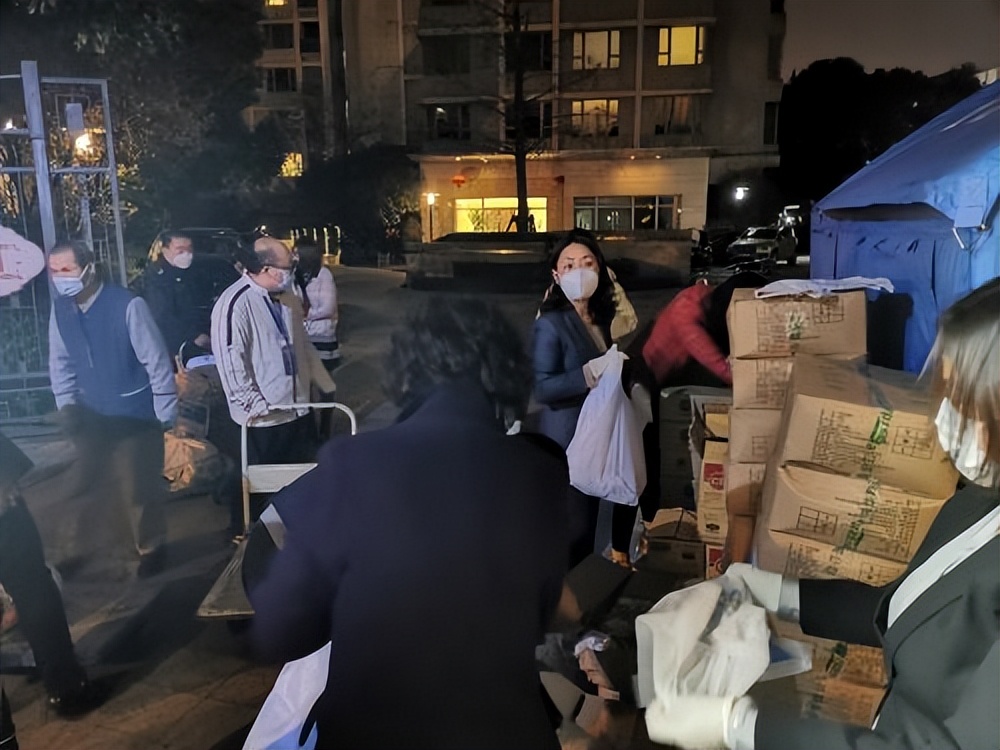 “发菜了，请开开门…”上海徐汇区小区志愿者半夜12点送“民生大礼包”