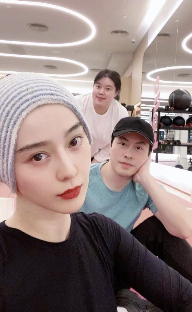 范冰冰穿连衣裙现身手上戒指抢眼,范冰冰现身机场秀红宝石戒指