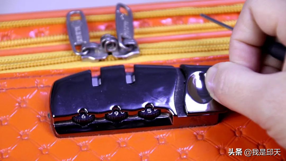 supreme行李箱密码忘记怎么打开,eminent行李箱忘记密码怎么办