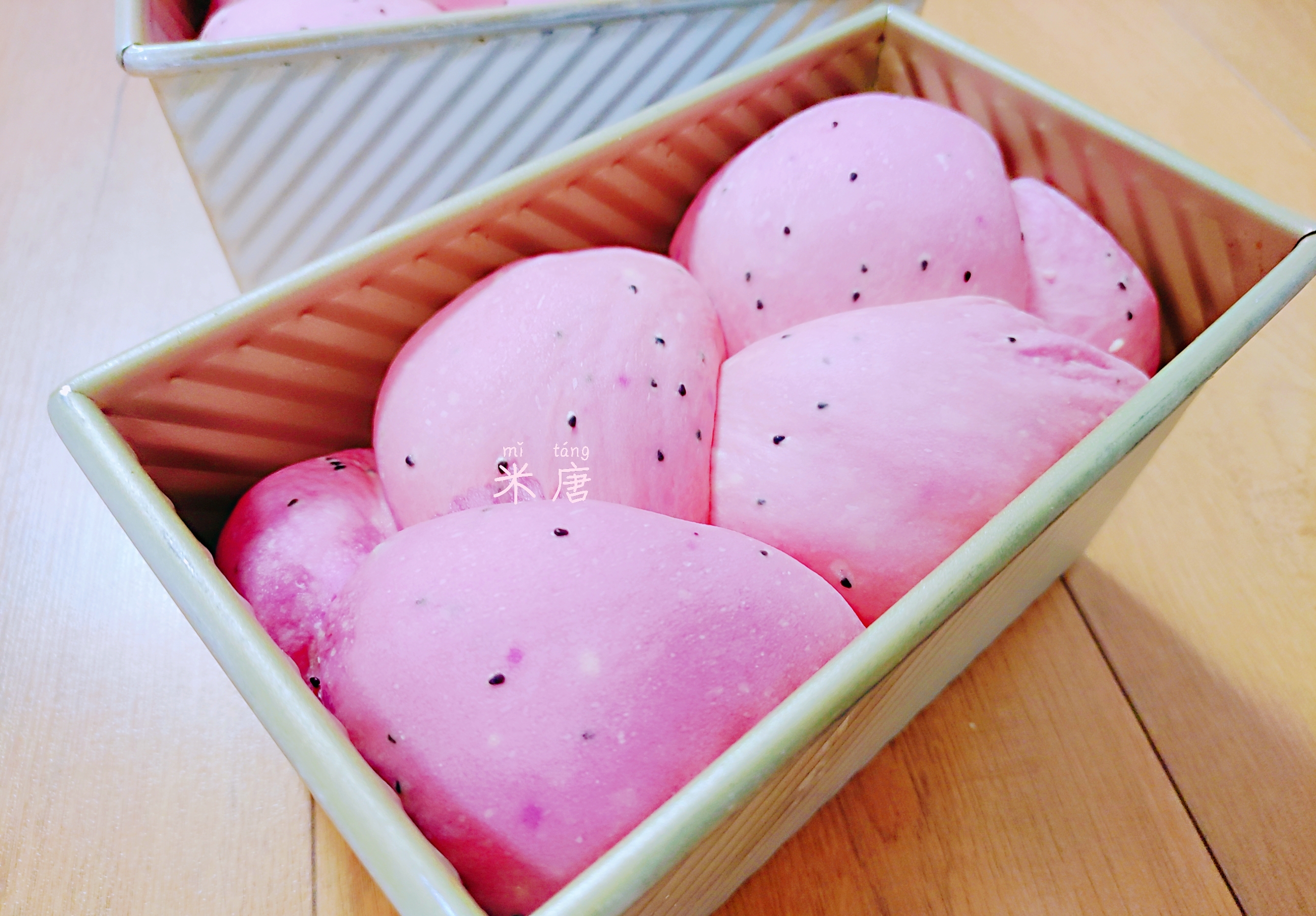 米唐麻麻玩转面团：#吐司日记#火龙果蔓越莓乳酪吐司