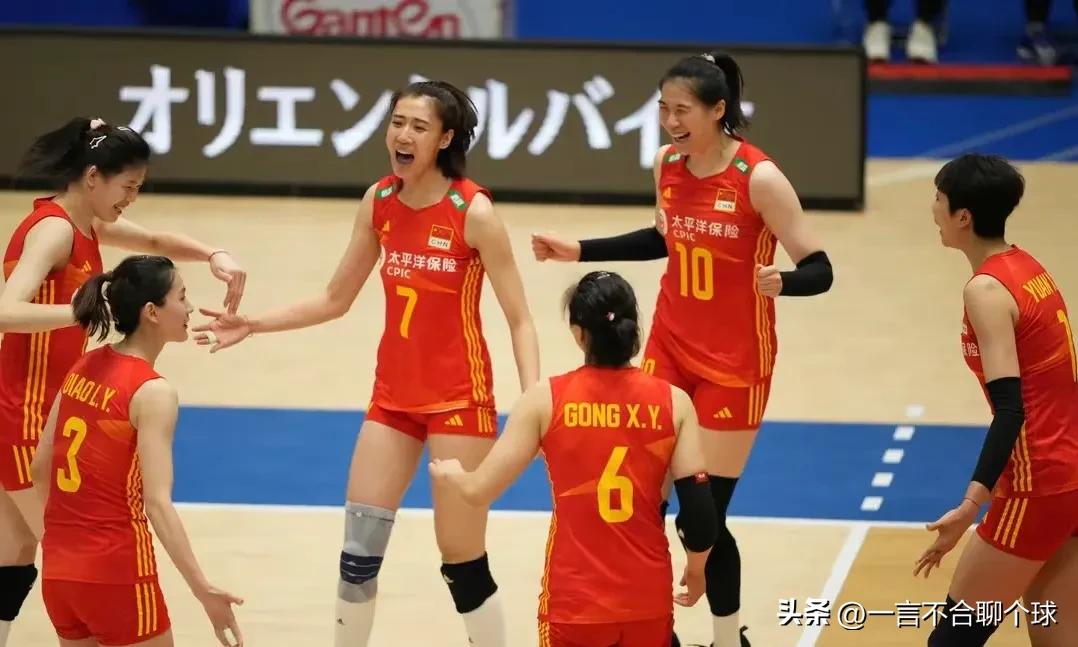 中国女排香港站活动场面,蔡斌和女排队员袁心玥李盈莹