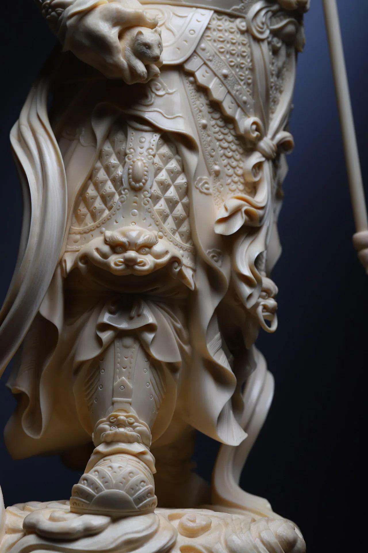 多闻｜财宝天王手持慧伞,左手托着吐宝鼠能赐无尽财宝