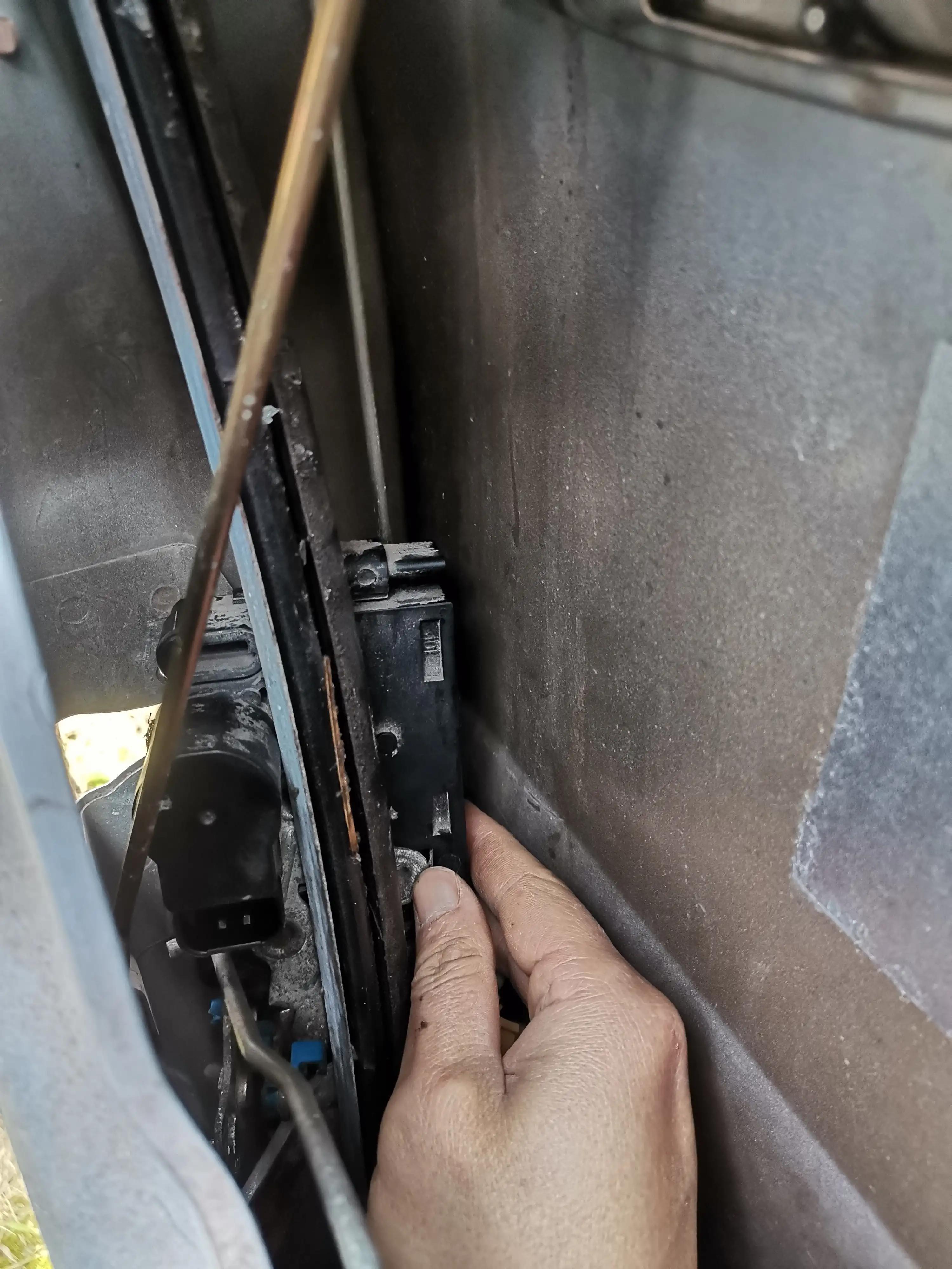 别克凯越车锁自动跳锁什么原因,凯越锁车跳锁怎么解决