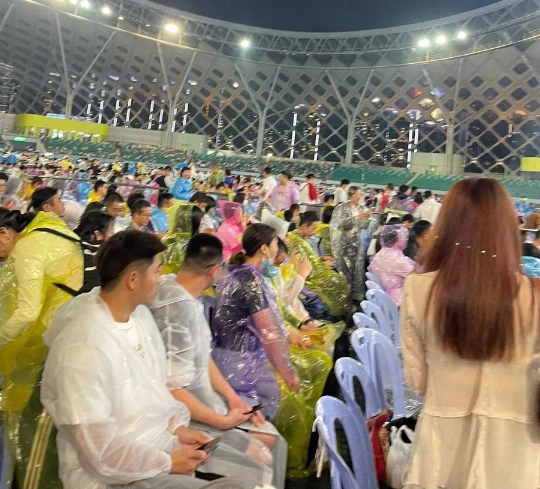 汪峰演唱会现场翻车再上热搜,汪峰深圳演唱会大排档