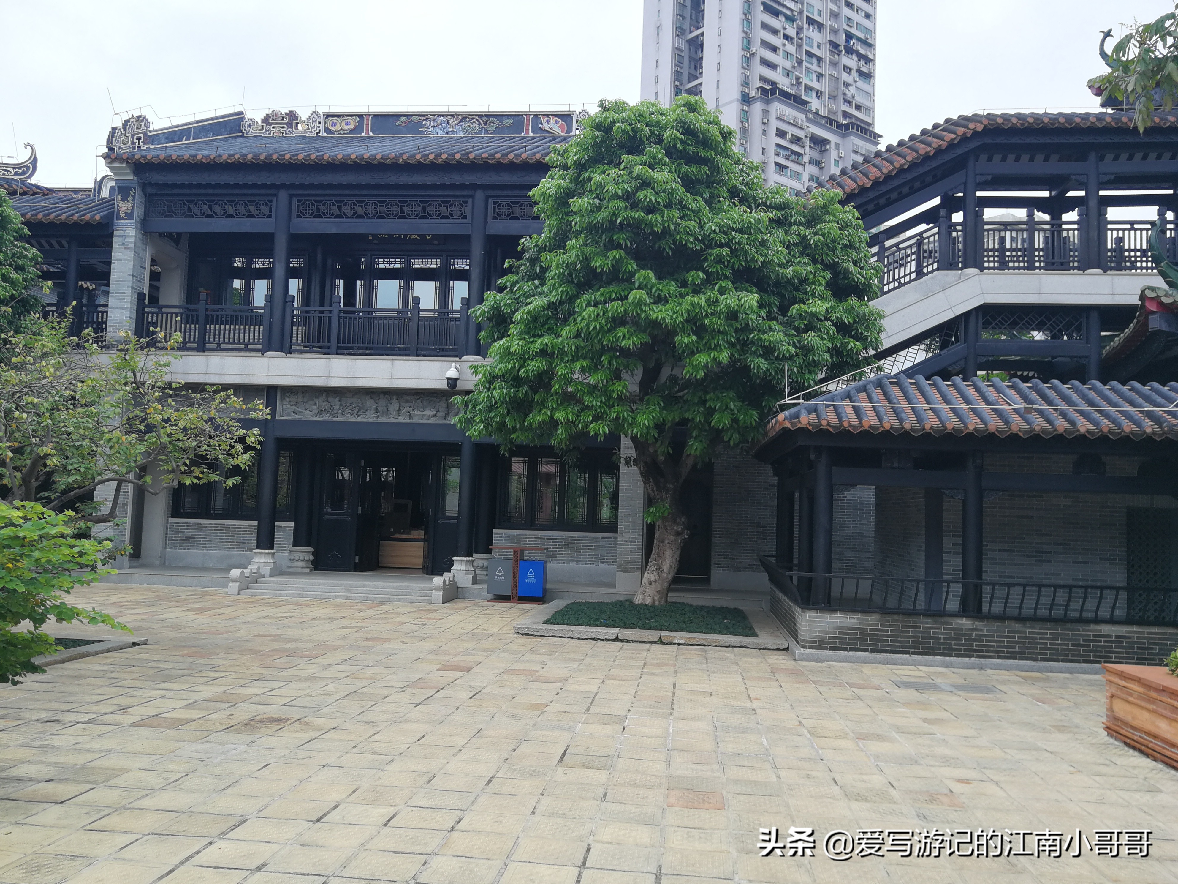 粤博内的红石舫、吉庆别馆、八和阁和万福台，通过池塘串联了起来