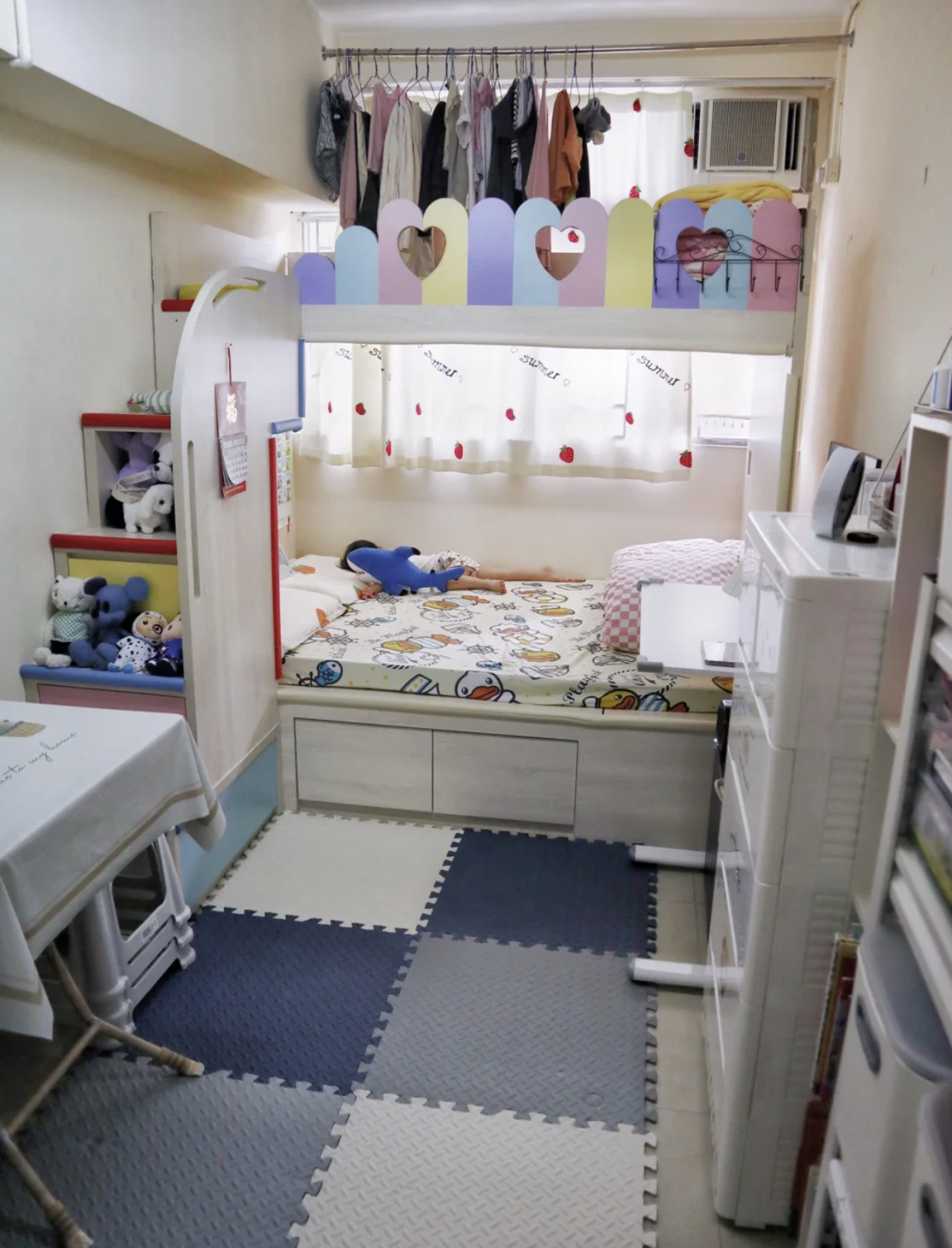 香港一家三口的真实生活,香港一家人挤在5平方的劏房生活