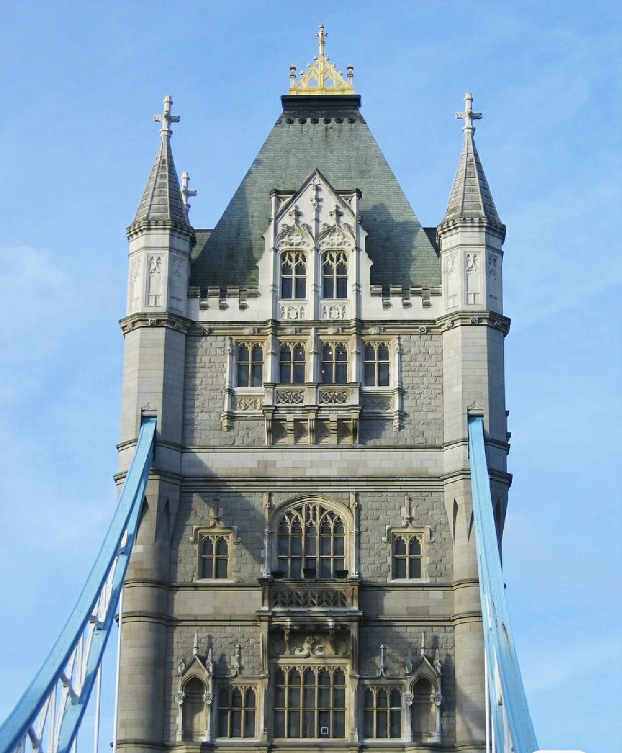 伦敦塔桥建造历史,伦敦塔桥附近的建筑