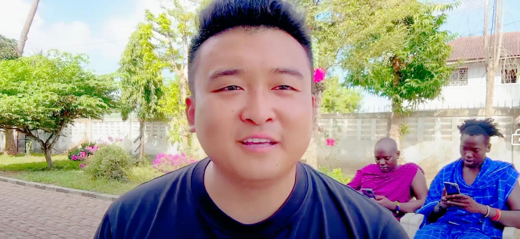 木头头遇到困难，为报答马赛保镖救命之恩，小五要带着他们做生意