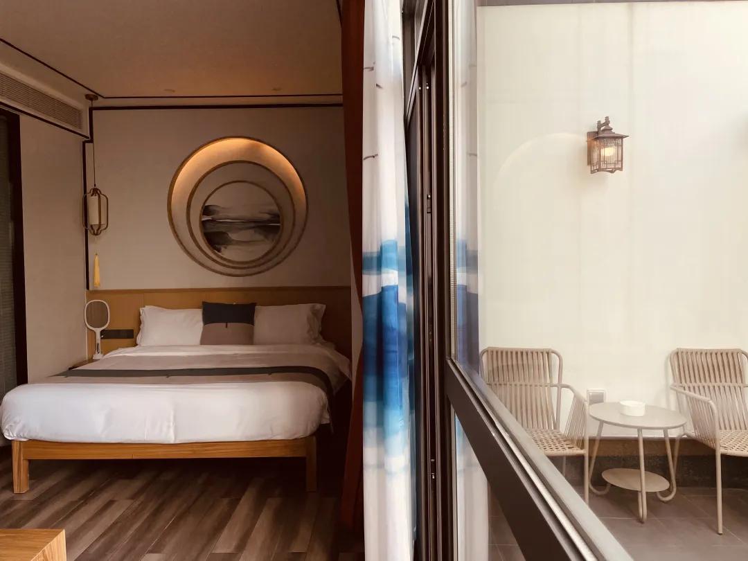 晚上睡进42㎡水墨中国风客房，枕着北纬23°的日月星入梦