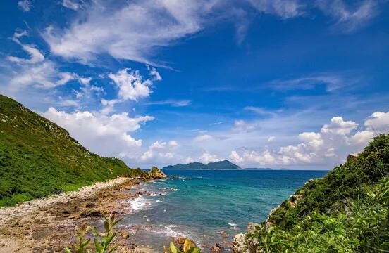 山的巍峨，寄予一种坚定与踏实；海的澎湃，寄予一种热血与激情