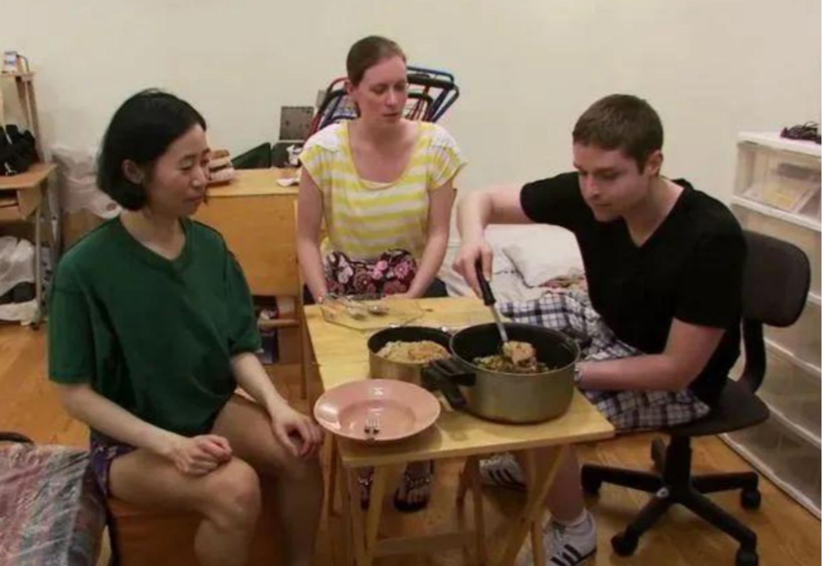 女白领20年不买内衣，厕纸晒干重复用，吃的全靠捡，纽约买套房