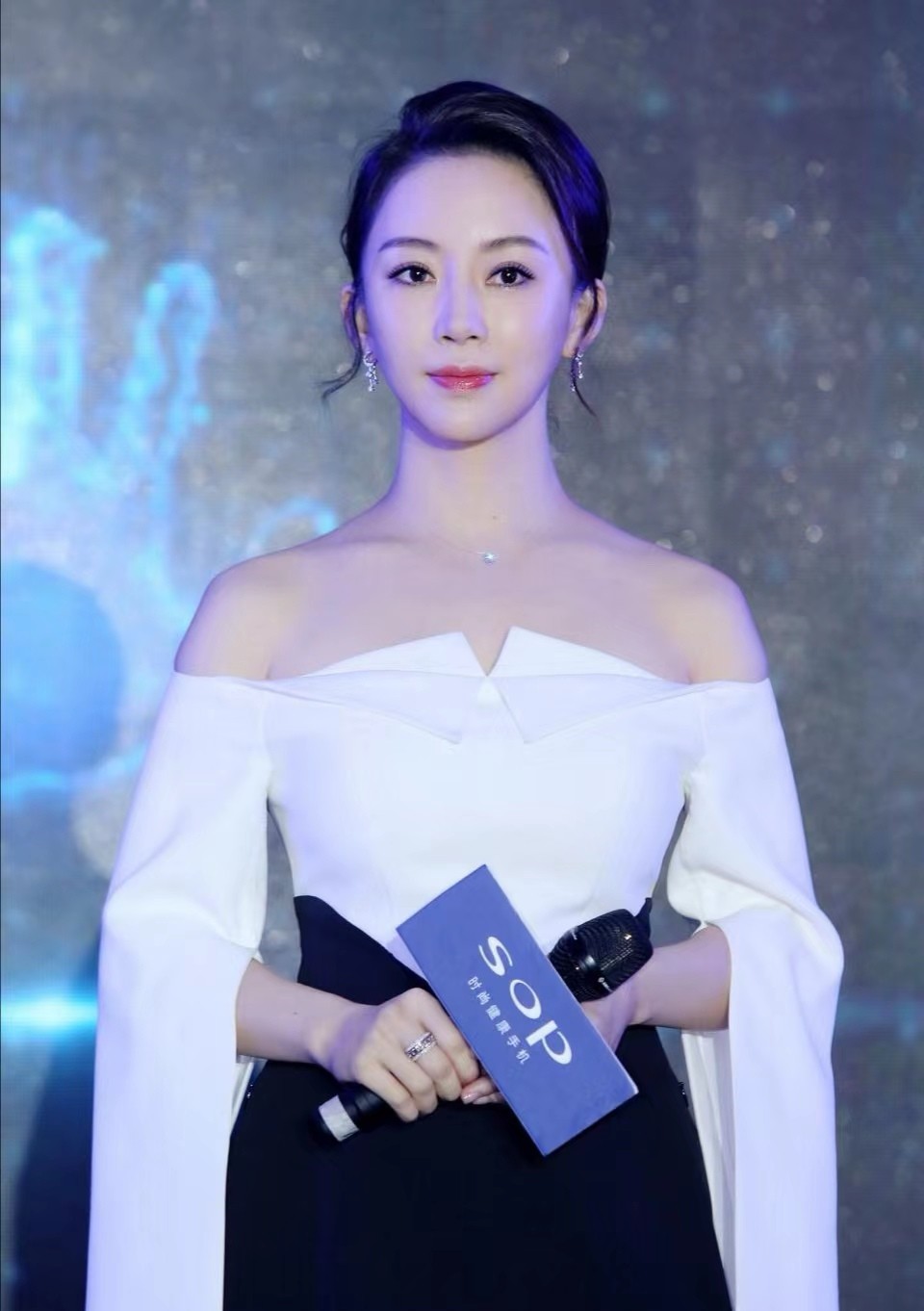 九球天后潘晓婷个人简历,38岁九球天后潘晓婷颜值惊艳全球