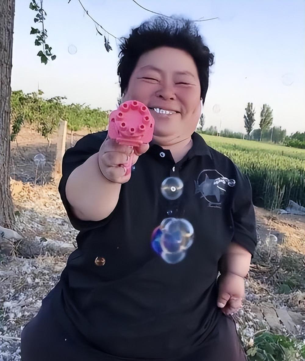 河北小伙娶侏儒症女子,侏儒男人对妻子打掉孩子