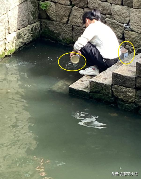 记者暗访奶茶里的真相,曝光竹筒奶茶反复使用