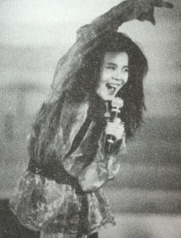 23年前除夕夜,歌手谢津从23楼一跃而下,留下母亲和韦唯的眼泪