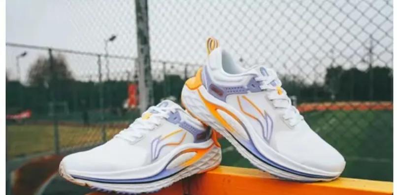 扁平足适合李宁烈骏6代吗,李宁超轻19和烈骏6哪个好