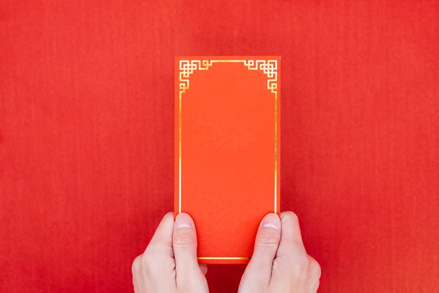 当母亲过生日，嫂子送了一个比我更大的红包，母亲的态度令我伤心