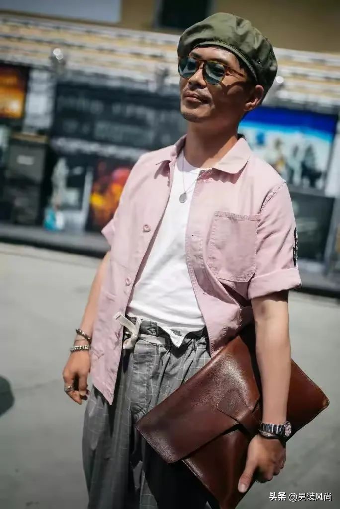 大容量包包高级感简单大方搭配,夏季型男必备的6款包包搭配指南