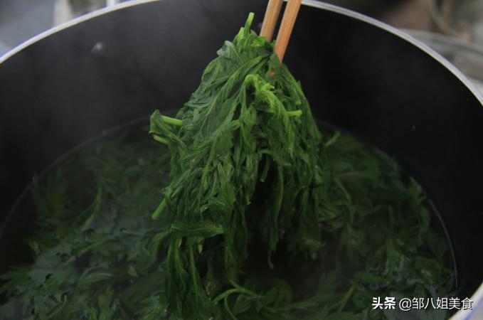 做熟的青团怎么操作呢,青团蒸出来发黑不绿怎么回事