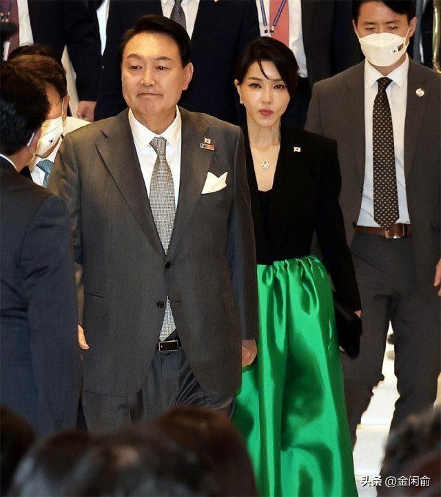 韩第一夫人穿军装被批抢总统风头,韩第一夫人穿军装被批