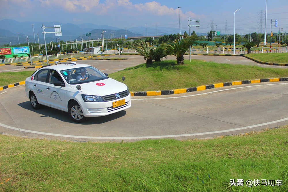 手把手教学科二稳车速找点位技巧,科二怎么控制半离合车速又慢又稳