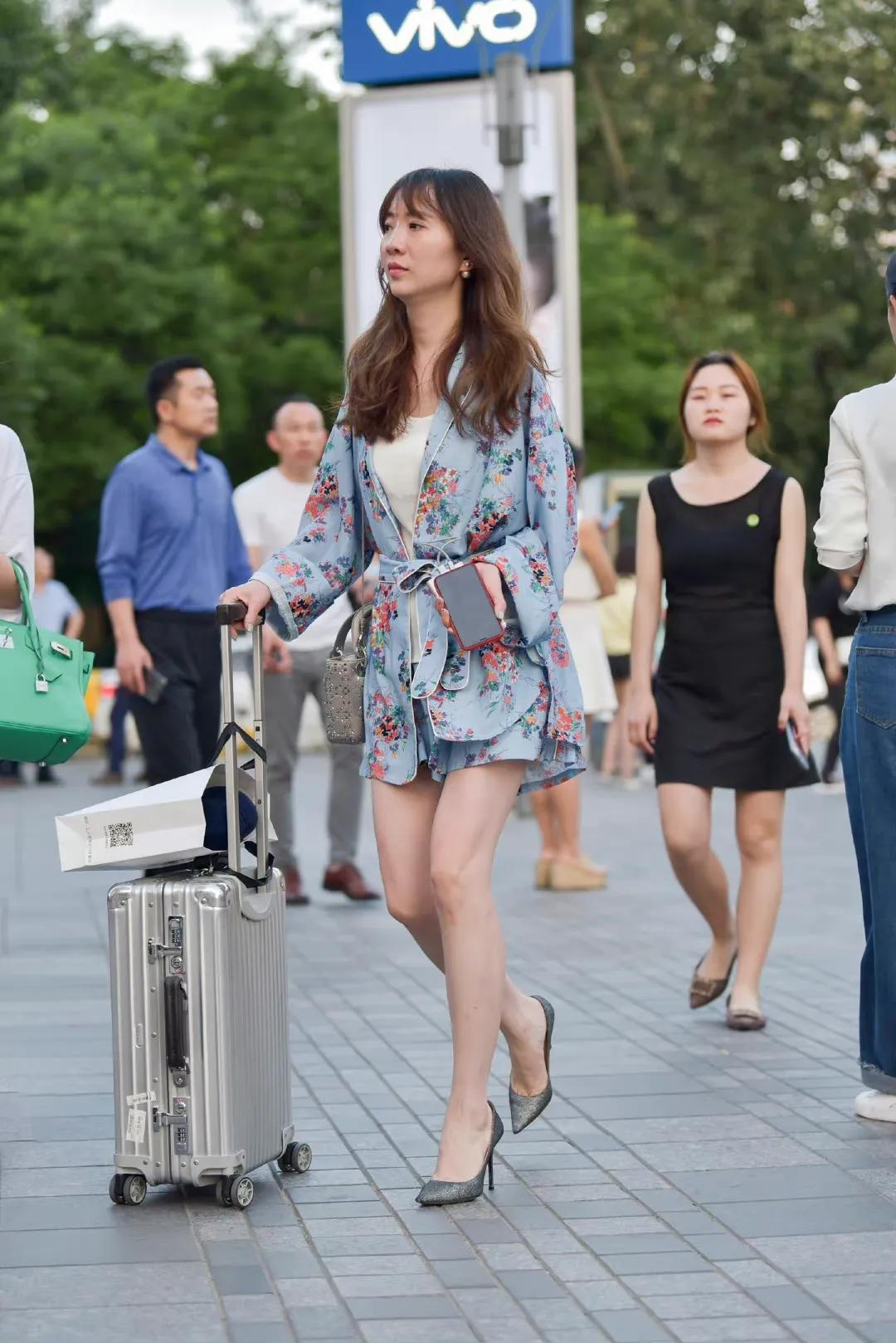 银灰色高跟鞋搭配图片大全,高级感成熟御姐风穿搭高跟鞋