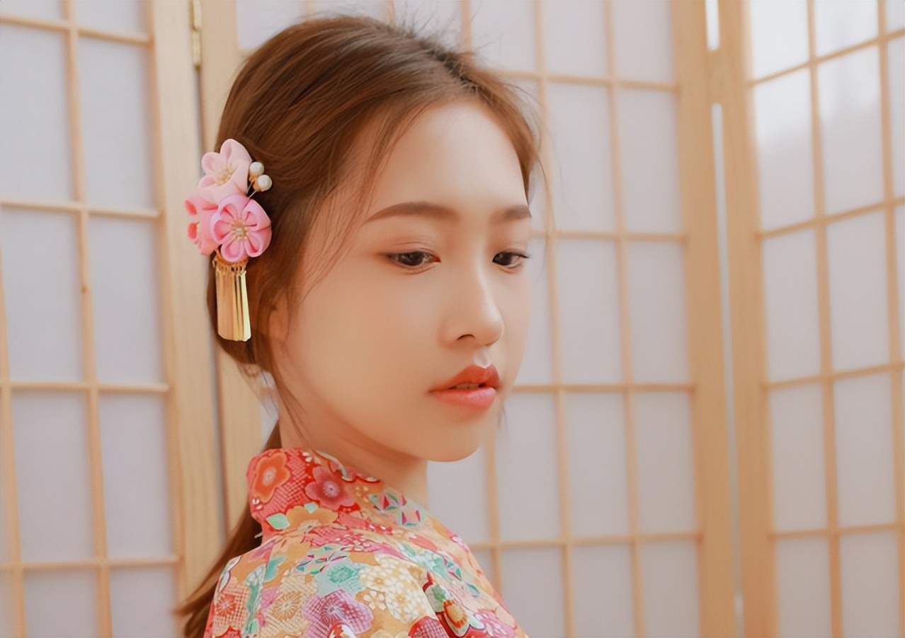 女子洗澡发现腋窝肿块,女孩洗澡时发现背后长了个痘痘