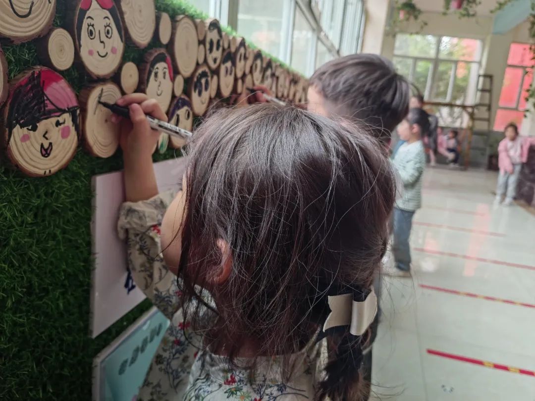 倾听儿童相伴成长主题墙幼儿园,倾听儿童相伴成长幼儿园小班视频