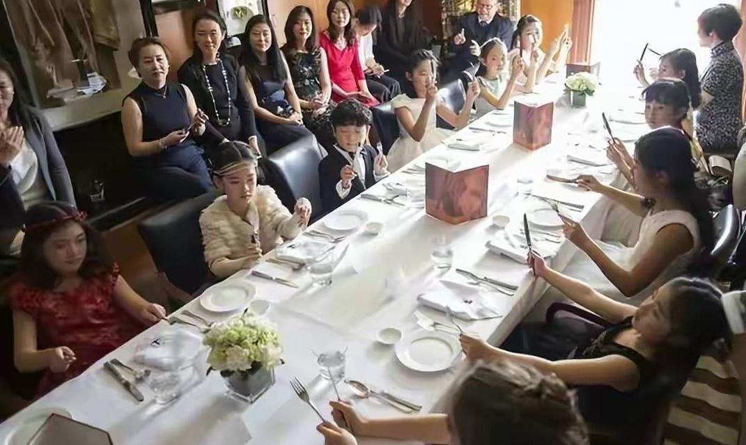 15人拼单3000一夜，名媛群聊天截图曝光，撕开当下社会虚伪遮羞布