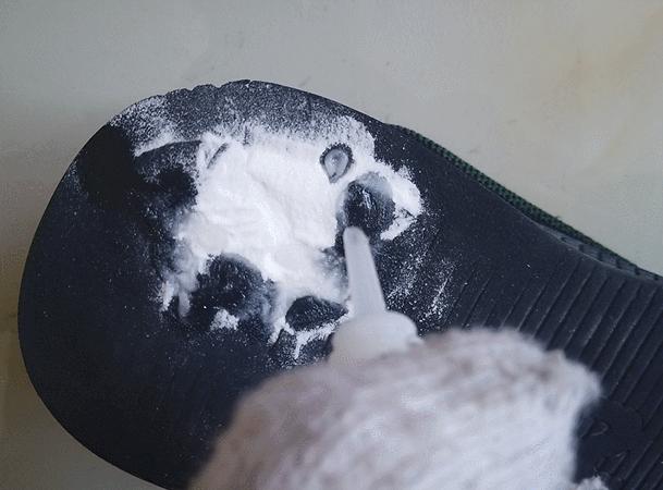 把502胶水滴在插座上,把502胶水滴在纯净水里