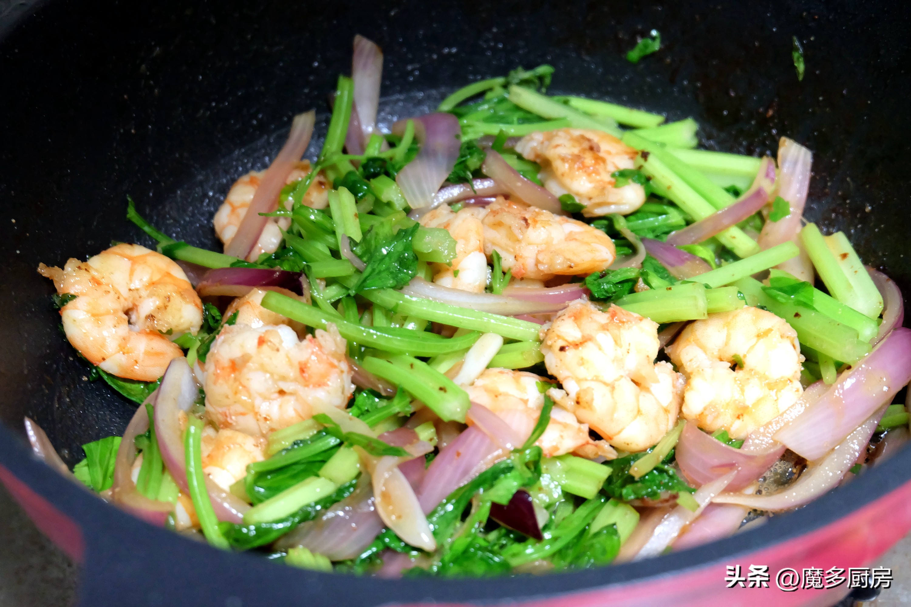 虾洋葱芹菜青椒一起炒,虾仁香芹洋葱做法