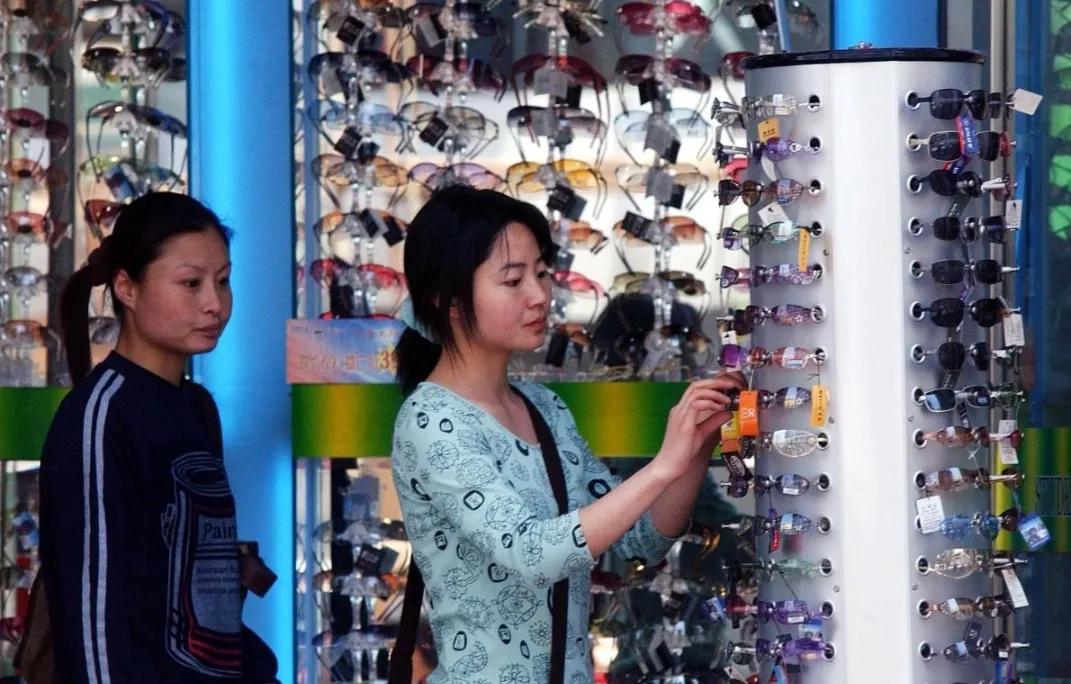 雷朋太阳镜镜片什么颜色好,太阳镜的色彩对镜片的影响